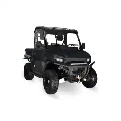 <p>Det r&aring;este du kan kj&oslash;pe av UTV fullspekket med moderne ekstrautstyr. Vi kan f eks nevne kj&oslash;rekamera foran og bak, &rdquo;Entertainment-system&rdquo; med touchscreen og JBL-h&oslash;yttalere integrert og fiks ferdig fra fabrikk.</p>

<h4>H&oslash;ydepunkter</h4>

<p>🔹 Underholdning</p>

<p>Doble 10-tommers TFT-fargeskjermer med touchscreen for underholdning, integrert CarPlay, Bluetooth, navigasjon og JBL-lydsystem og ikke minst, IP67-vanntette skjermer.</p>

<p>🔹 Assistanse</p>

<p>Front- og ryggekamera reduserer blindsoner foran og bak, slik at du alltid har full oversikt.</p>

<p>🔹 Teknologi</p>

<p>Integrert antenne- og BCM-system overv&aring;ker kj&oslash;ret&oslash;yet i sanntid, noe som gj&oslash;r vedlikehold enklere enn noensinne.</p>

<p>🔹 Utstyr</p>

<p>Semi-lukket kabin med ulike tilvalg av ekstrautstyr som vinduer og frontruter for ekstra varm kabin. Uansett behov, finner du en konfigurasjon som passer dine &oslash;nsker.</p>

<p>🔹 N&oslash;kkell&oslash;st system</p>

<p>Start uten n&oslash;kkel &ndash; en innovativ og brukervennlig l&oslash;sning.</p>

<p>🔹 Turf mode</p>

<p>Turf-modus p&aring; UTV gj&oslash;r at bakhjulene kan rotere uavhengig av hverandre, noe som sk&aring;ner underlaget. Dette er spesielt nyttig p&aring; plener og andre &oslash;mfintlige overflater, da det reduserer hjulspinn og skader p&aring; gresset. Det minsker ogs&aring; belastningen p&aring; bakakslingen i krappe svinger p&aring; hardt underlag.</p>

<p>Modellen er designet og utviklet i USA og leveres med 5 &aring;rs garanti.</p>
