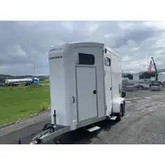 Modell B60<br />
B60 Touring er v&aring;r bestselger. Dette er hengeren for de som trenger god plass til b&aring;de hester og utstyr. Med en egenvekt p&aring; bare 880 kilo tilbyr B60 Touring st&oslash;rst plass i forhold til vekten. Sadelkammeret er s&aring; stort at du enkelt kan skifte inni det. N&aring;r du velger Rideutstyrt seteroms tilbeh&oslash;rspakke, f&oslash;lger den nye modellen av salhenger med mulighet for &aring; feste salen, samt mye mer praktisk utstyr som gj&oslash;r pakking og oppbevaring enklere. .<br />
 