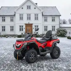 <h2>Premium</h2>

<p>QJ Motor har samme eier som Volvo og Polestar. Bedriftskulturen deler ideologien som fokuserer p&aring; &aring; v&aelig;re innovative, ha solid kvalitet og tenke sikkerhet i alle ledd av fremstilling og bruk av et kj&oslash;ret&oslash;y. Om vi tar et skr&aring;blikk mot bilverdenen og ser p&aring; Premium-bilmerker, tilbyr et Premium bilmerke et h&oslash;yt niv&aring; av luksus, h&oslash;yt utstyrsniv&aring;, komfort og ytelse. QJ Motor ATV har samme kvalitetsegenskaper. Og i tillegg f&aring;r du 5 &aring;rs garanti p&aring; kj&oslash;ret&oslash;yene, noe som underbygger kvalitet og premium-stempelet.</p>

<h2>Trendy</h2>

<p>Designet p&aring; selve ATVen er moderne og linjelekker. I en ATV fra QJ Motor f&aring;r du en innovativ 7-tommers TFT fargeskjerm, med bluetooth og Wifi-tilkobling til smarttelefon. USB-C og USB-uttak for tilkobling og lading av elektronisk utstyr som telefon, GPS eller laptop.</p>

<h2>Utstyrskonge</h2>

<p>I en ATV fra QJ Motor f&aring;r du solid komfort. Justerbare dempere med hurtiginnstillinger, TFT fargeskjerm, er bare litt av utstyret QJ leverer.</p>

<h2>Sikkerhet</h2>

<p>Volvo var bedriften som satte brukernes trygghet f&oslash;rst. De utviklet bl.a sikkerhetsbeltet som i dag er lovp&aring;lagt ved kj&oslash;ring av bil. QJ Motors ATVer f&oslash;lger etter i Volvo sitt sikkerhets spor, og leverer derfor f&oslash;lgende utstyr som standard: Led-lys som trygger optimal sikt under varierende forhold, ergonomisk kj&oslash;restilling for sikrere minst mulig belastning p&aring; f&oslash;rer, enkel betjening av telefon via knapper ved h&aring;ndtaket for &aring; optimalisere fokus p&aring; selve kj&oslash;ringen, hurtiginnstilling p&aring; fj&aelig;ring som gj&oslash;r det raskt &aring; tilpasse oppsettet til forskjellige belastninger, og kraftig vinsj som en ekstra trygghet eller sikring i vanskelige situasjoner.</p>

<h2>Brukerfokus:</h2>

<p>ATV industrien st&aring;r overfor store endringer. Men det er ikke bare produktene og teknologien som er i endring, det er ogs&aring; m&aring;ten vi mennesker bruker og samhandler med kj&oslash;ret&oslash;yet p&aring;. Vi &oslash;nsker &aring; gj&oslash;re bruken av ATV enkel for deg, og s&aring; milj&oslash;vennlig for naturen som mulig. Derfor er QJ Motors helt i toppen n&aring;r det gjelder utvikling av teknologi og brukervennlighet. Hurtiginnstilling p&aring; dempere og et display som kommuniserer via WIFI og bluetooth med telefonen din, er 2 gode eksempler p&aring; dette.<br />
<br />
*Dette produktet trenger registrering og montering. Ved netthandel/bestilling tar vi kontakt &aring; avtaler leveringstid.</p>
