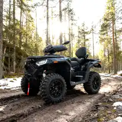 <p><b>Loncin XWOLF 1000</b></p>

<p>En robust og kraftig ATV utviklet for deg som vil ha det beste &ndash; rett og slett et beist av en maskin, enten du kj&oslash;rer til jobb, p&aring; g&aring;rden eller ut i terrenget. Med en <b>976cc V-twin motor</b> som leverer <b>100 hk ved 7000 o/min</b> og <b>102 Nm ved 5500 o/min</b>, er dette markedets kraftigste 1000cc ATV</p>

<p></p>

<p><b>Kraft og teknologi:</b></p>

<p>✔ Kraftig <b>976cc V-twin motor</b></p>

<p>✔ <b>100 hk og 102 Nm</b></p>

<p>✔ Stor <b>33-liters drivstofftank</b> &ndash; perfekt for lange turer</p>

<p>✔ <b>T3B-godkjent</b>: 60 km/t</p>

<p></p>

<p><b>Komfort og stabilitet:</b></p>

<p>✔ <b>H&oslash;y stabilitet</b> selv i h&oslash;y hastighet</p>

<p>✔ <b>27&rdquo; dekk</b> som standard gir godt grep</p>

<p>✔ <b>Avansert 4x4-system</b> med Turf Mode og l&aring;sbart differensial bak</p>

<p>✔ <b>Servostyring med 3 moduser</b> &ndash; tilpasset ulike underlag</p>

<p>✔ <b>Justerbare st&oslash;tdempere</b> og fj&aelig;rer</p>

<p></p>

<p><b>Praktisk utstyr:</b></p>

<p>✔ Stort og tydelig <b>LCD-display</b> med all viktig info</p>

<p>✔ <b>LED-belysning</b> gir trygg kj&oslash;ring selv i m&oslash;rket</p>

<p>✔ USB- og 12V-kontakt</p>

<p>✔ <b>Vinsj</b> og <b>tilhengerfeste med 7-pols kontakt</b></p>

<p>✔ Godkjent tilhengervekt p&aring; <b>800 kg</b></p>

<p></p>

<p>Dette er en ATV som kombinerer kraft, teknologi og komfort i &eacute;n og samme maskin. <b>5 &aring;rs garanti</b> gir deg ekstra trygghet.<br />
<br />
*Dette produktet trenger registrering og montering. Ved netthandel/bestilling tar vi kontakt &aring; avtaler leveringstid.</p>
